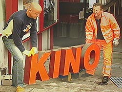 Kino-Schild wird abtransportiert (Bild: ORF)