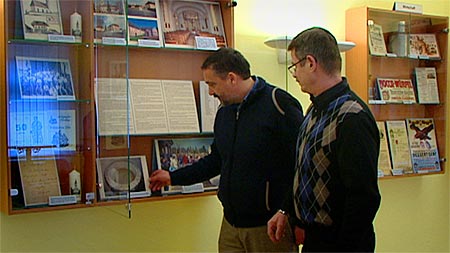 Gestalter der Ausstellung - Dietmar Schreier und Johann Stermetz  - bei der Arbeit