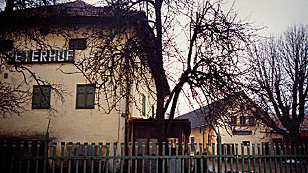  Peterhof und Filmtheater Peterhof im Jahre 1995 